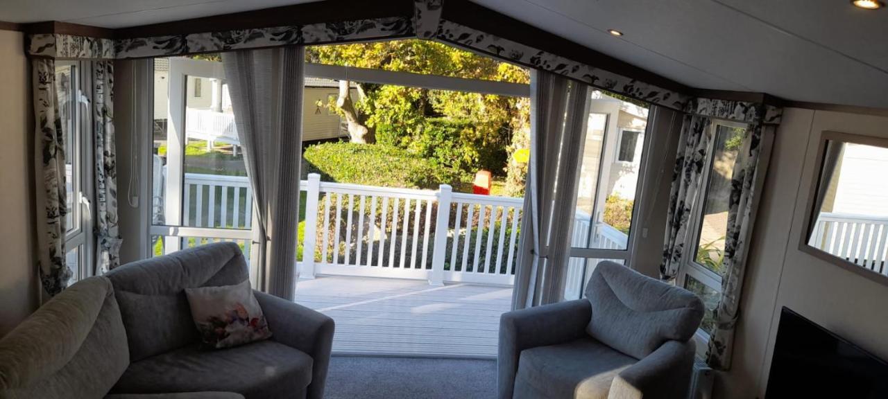 Family Breaks At Rockley Park With Prosecco And A Box Of Chocolates On Arrival Villa Poole Exteriör bild