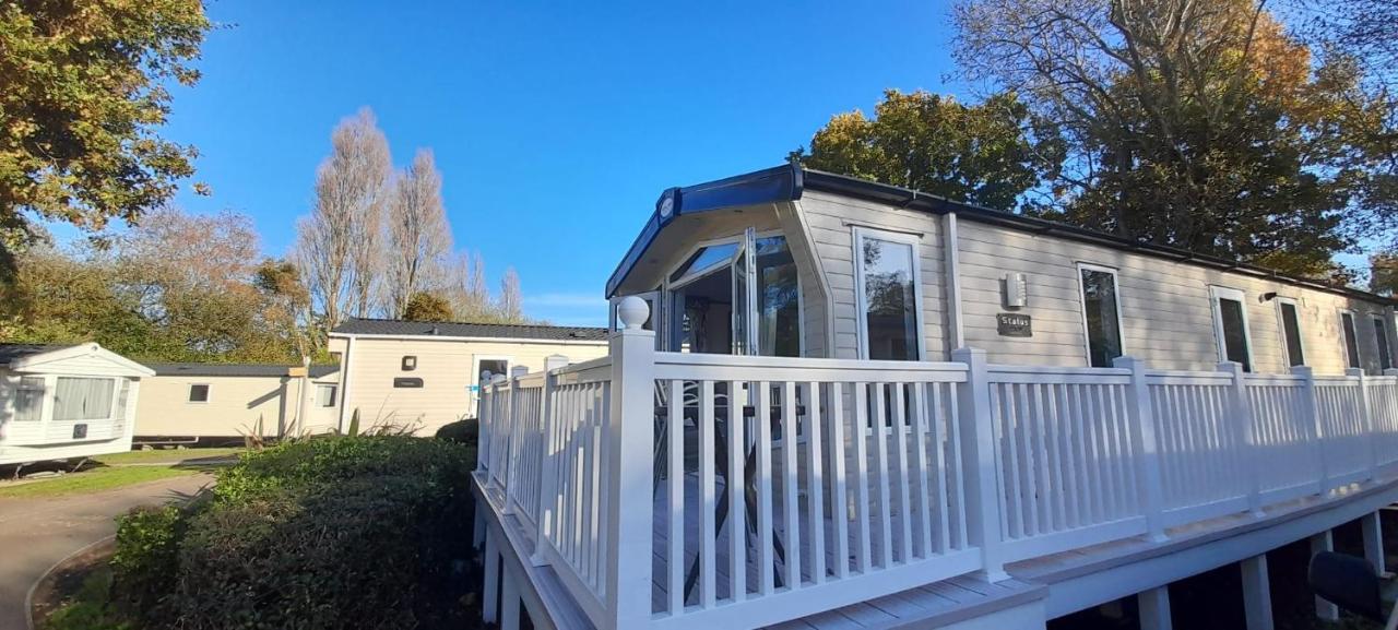 Family Breaks At Rockley Park With Prosecco And A Box Of Chocolates On Arrival Villa Poole Exteriör bild