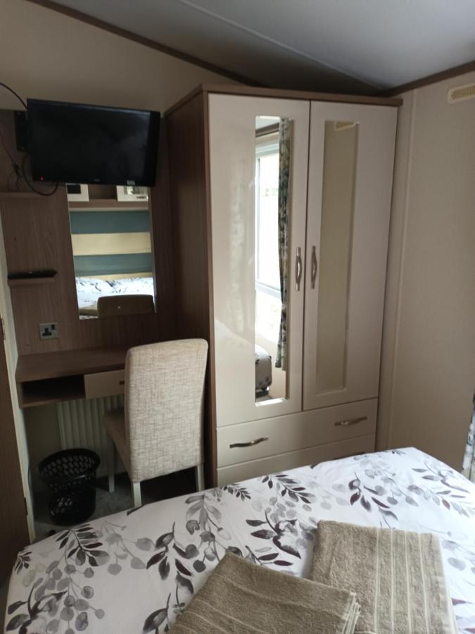 Family Breaks At Rockley Park With Prosecco And A Box Of Chocolates On Arrival Villa Poole Exteriör bild