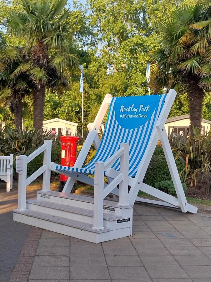Family Breaks At Rockley Park With Prosecco And A Box Of Chocolates On Arrival Villa Poole Exteriör bild