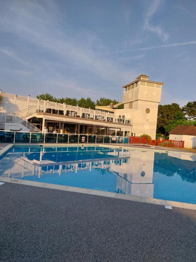 Family Breaks At Rockley Park With Prosecco And A Box Of Chocolates On Arrival Villa Poole Exteriör bild