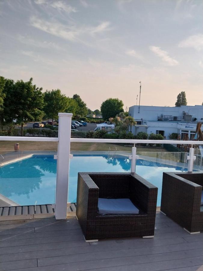 Family Breaks At Rockley Park With Prosecco And A Box Of Chocolates On Arrival Villa Poole Exteriör bild
