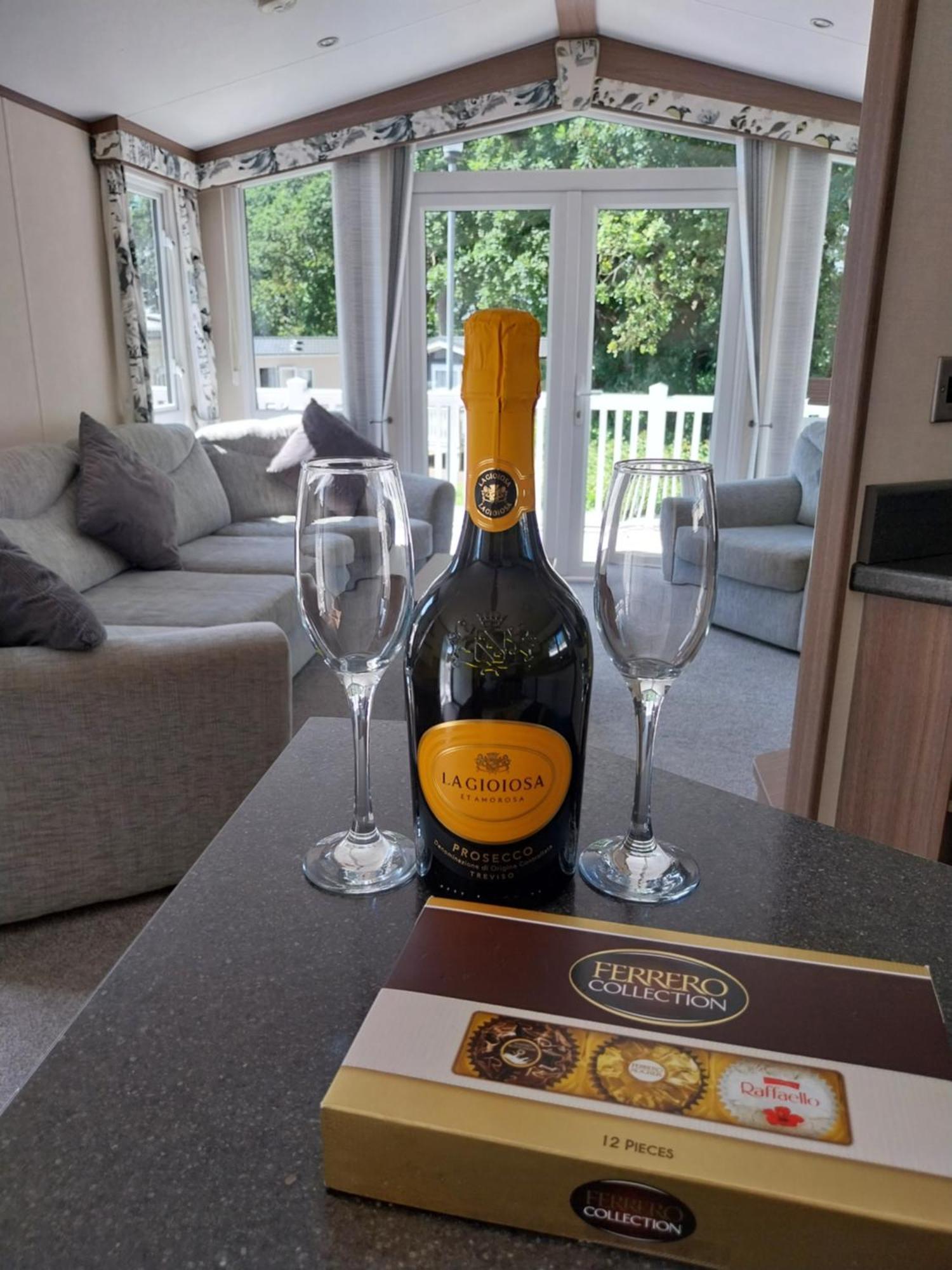 Family Breaks At Rockley Park With Prosecco And A Box Of Chocolates On Arrival Villa Poole Exteriör bild
